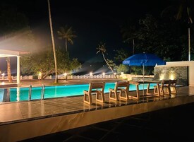 Una piscina al aire libre (de 06:00 a 00:00), sombrillas