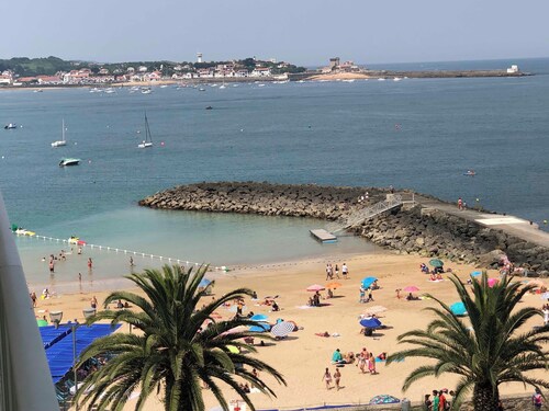 Spacieux appartement vue plage et montagne