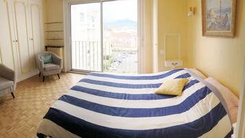 2 bedrooms, iron/ironing board, WiFi