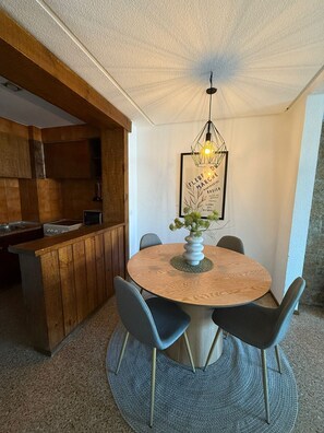 Comfort Apartment, Partial Ocean View | Dining room