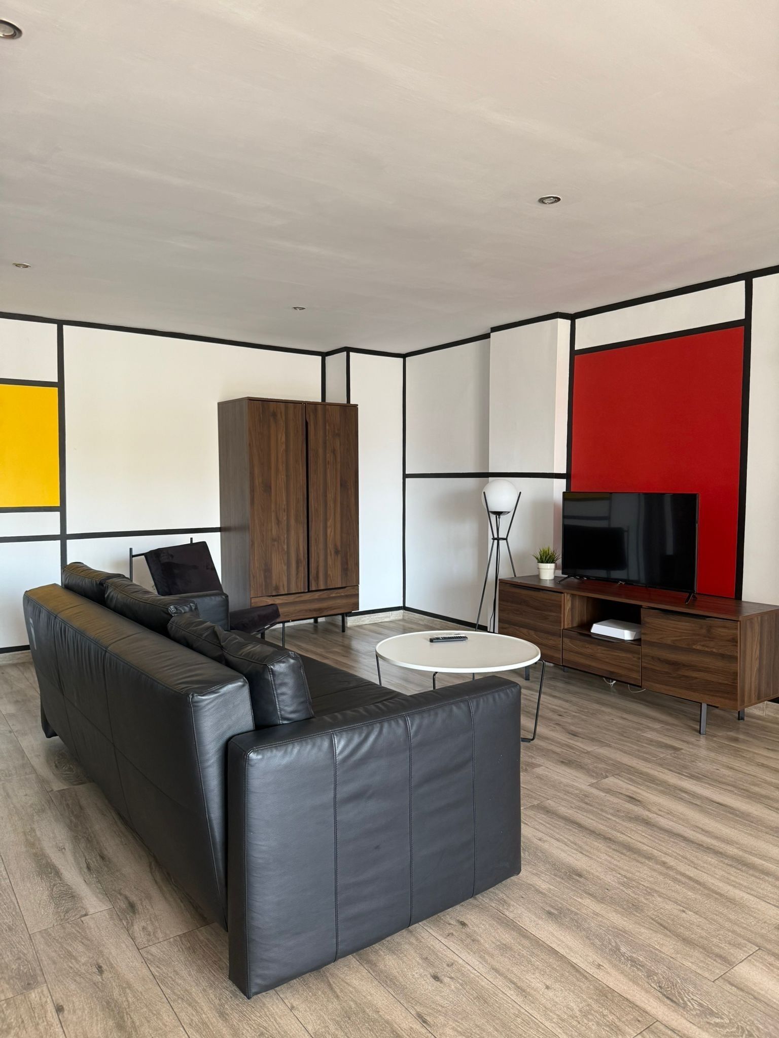 Departamento de diseñador, vista a la alberca | Área de sala de estar