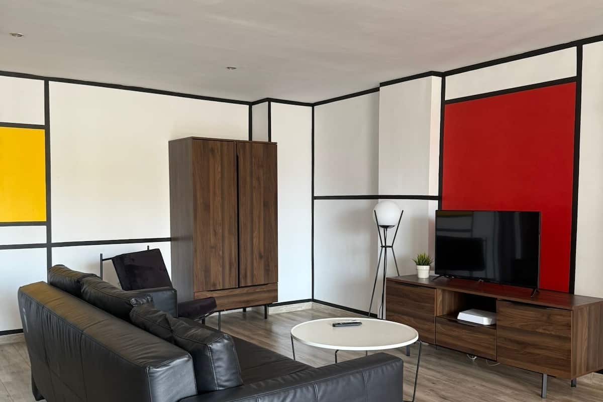 Departamento de diseñador, vista a la alberca | Área de sala de estar