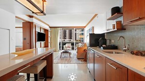 Una cocina moderna con armarios de madera, horno integrado y un amplio ventanal.