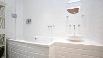 Apartment, City View | Bilik Mandi | Gabungan pancuran/tab mandi, pengering rambut, tuala disediakan, sabun