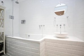 Departamento, vista a la ciudad | Baño | Tina con regadera, secadora de cabello, toallas, jabón