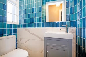 Apartamento, vista para a cidade | Banheiro | Chuveiro/banheira combinados, secador de cabelo, toalhas de banho