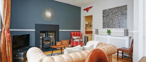 Apartamento, vista para a cidade | Espaço de trabalho para notebook, Wi-Fi de cortesia, roupa de cama