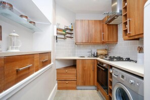 Apartment, City View | Private kitchen | Fridge, oven, stovetop, toaster