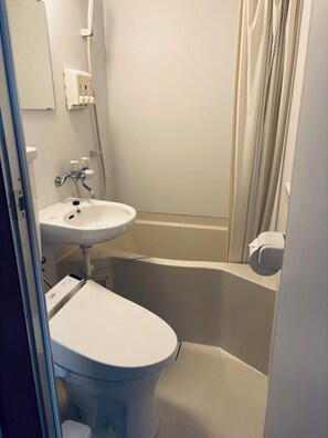 Dört Kişilik Oda | Banyo | Saç kurutma makinesi, havlu, şampuan, tuvalet kâğıdı 