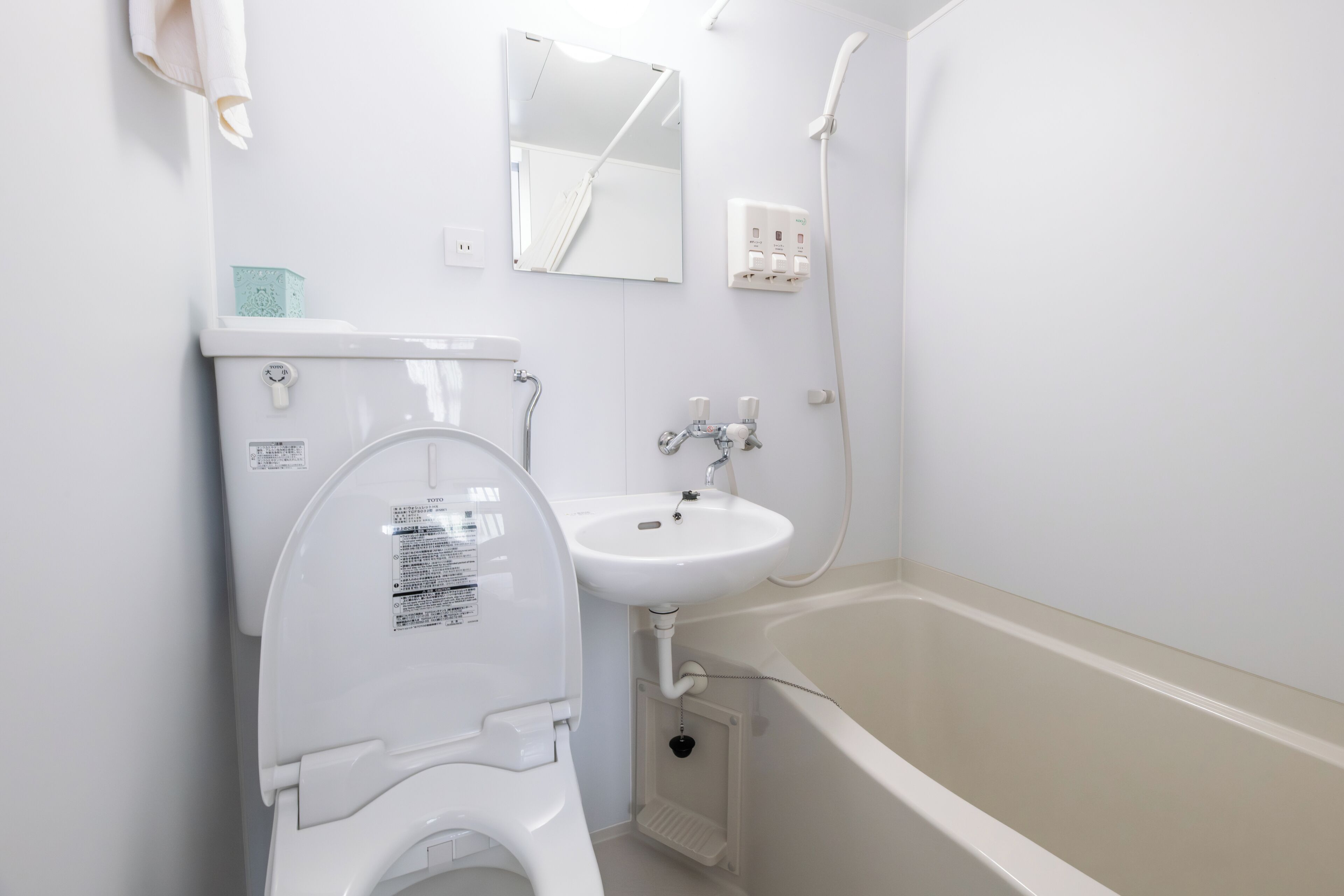 Une salle de bain avec des toilettes, un lavabo et une baignoire.