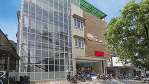 Un bâtiment moderne avec une façade en verre et une enseigne indiquant « The Regal ».