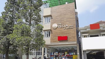 Un edificio con un letrero que dice "The Regia by WETC".
