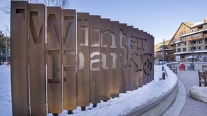Une plaque métallique portant l’inscription « Winter Park » en grandes lettres.