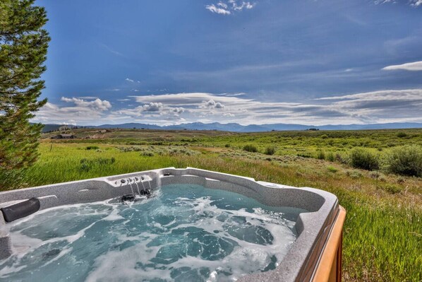 Banyera d'hidromassatge a l'aire lliure