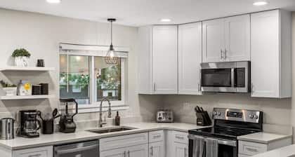Spacious 5-Bed Home with Hot Tub