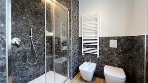 Douche, sèche-cheveux, bidet, serviettes fournies