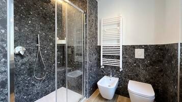 Douche, sĂšche-cheveux