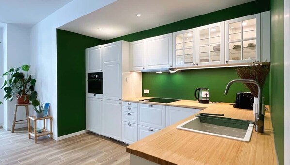 Fridge, oven, stovetop, dishwasher