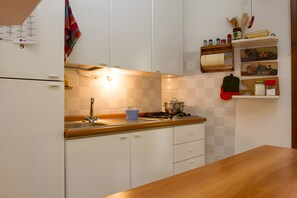 Fridge, oven, stovetop, coffee/tea maker