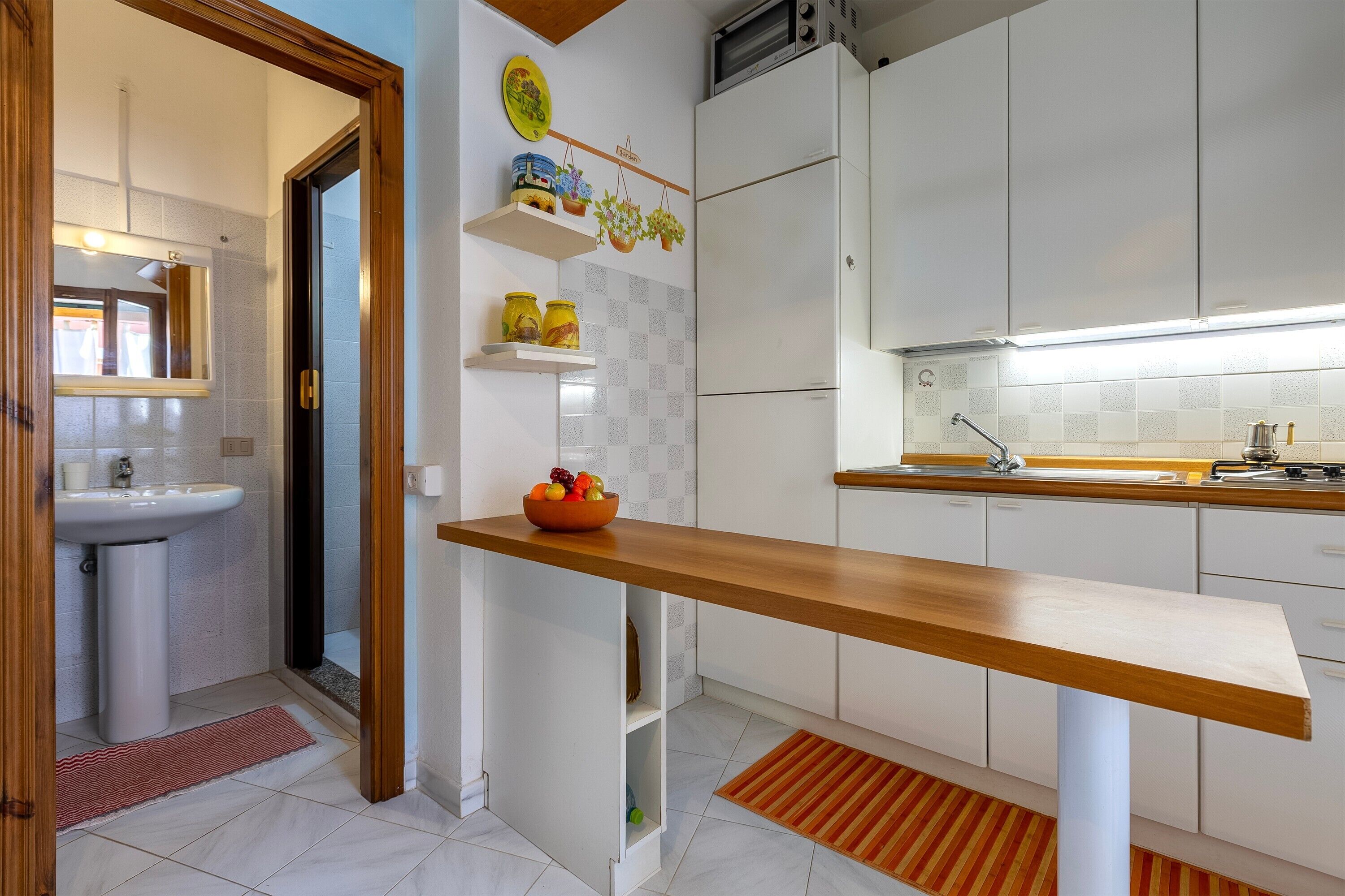Fridge, oven, stovetop, coffee/tea maker