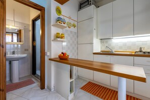 Frigorífico, horno, placa de cocina y cafetera o tetera