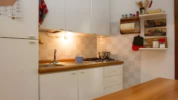 Frigorifero, forno, piano cottura, macchina per tè/caffè