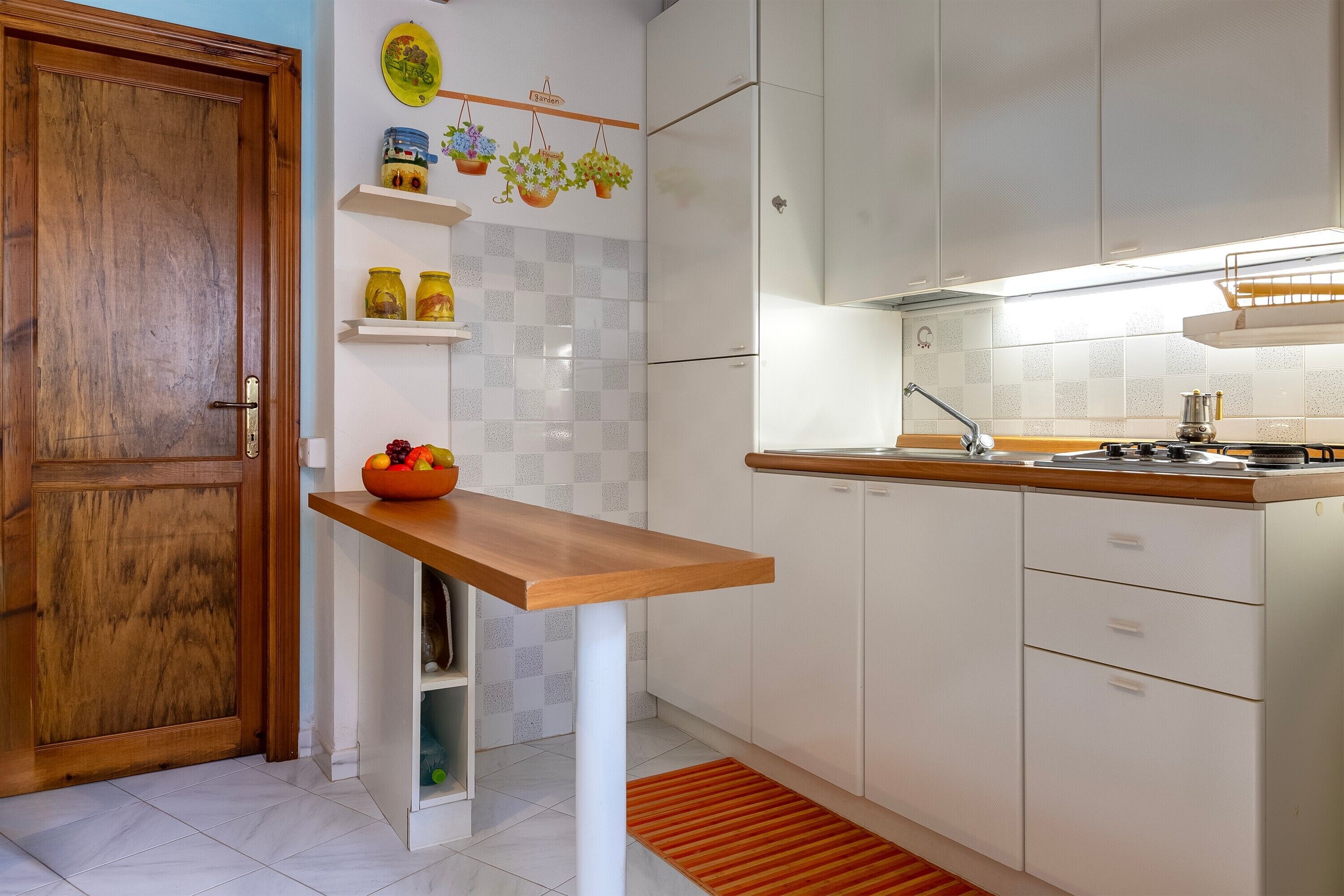 Frigorífico, horno, placa de cocina y cafetera o tetera