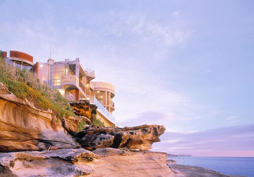 Spacious 5-bedroom villa in fabulous South Coogee with fitness room