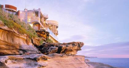 Spacious 5-bedroom villa in fabulous South Coogee with fitness room