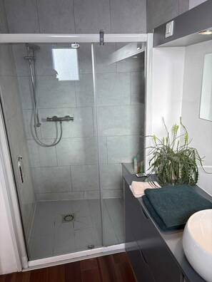 Dusche, Handtücher, Seife, Toilettenpapier