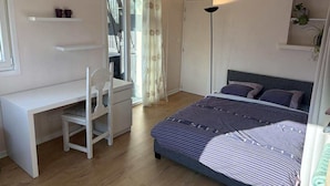 Une chambre à coucher avec un lit, un bureau et une chaise.