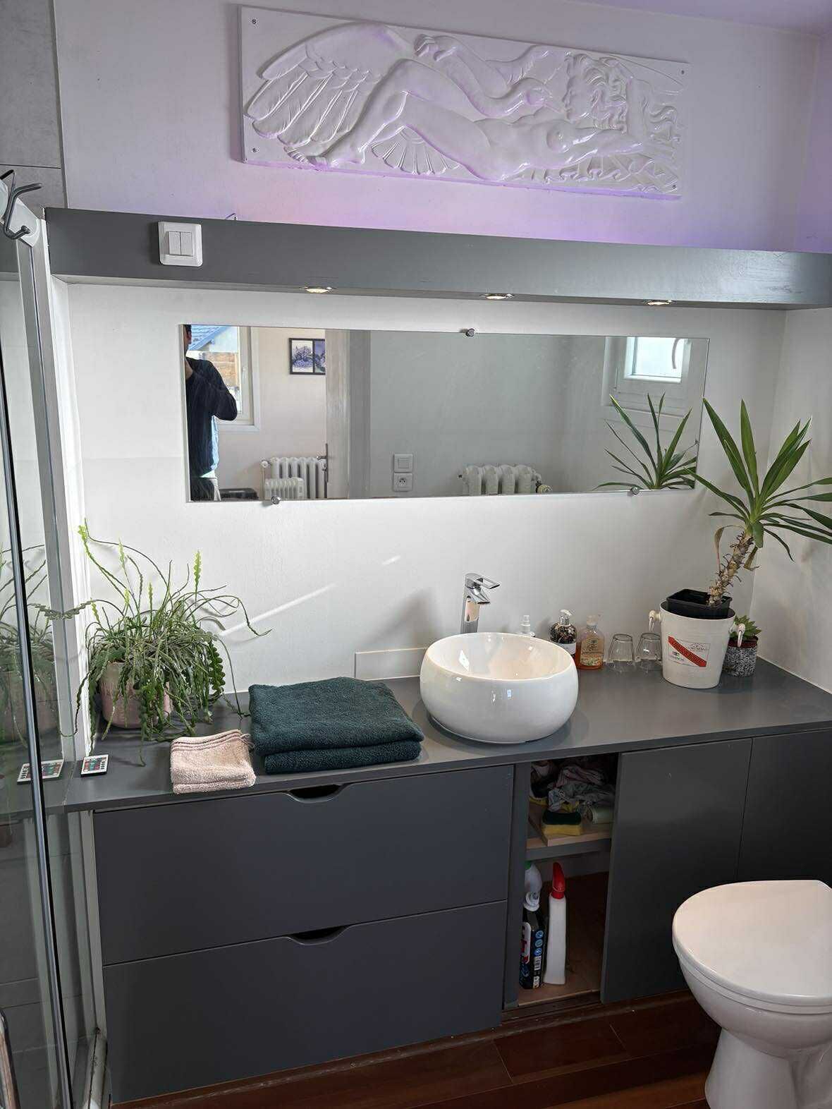 Douche, serviettes fournies, savon, papier toilette