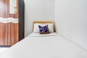 Single Room | Bed sheets - SPOT ON 94730 The Chatter Place Dipatiukur (Bandung)