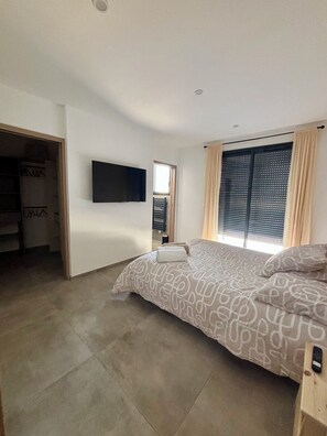 4 habitaciones, tabla de planchar con plancha, wifi y ropa de cama