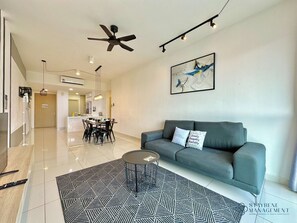 Comfort-Apartment, 2 Schlafzimmer, Kochnische, Stadtblick | Wohnbereich