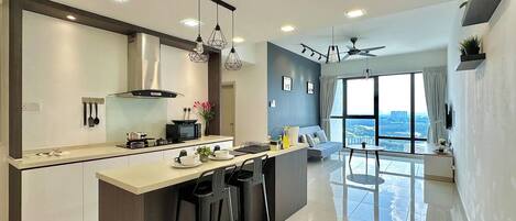 Comfort Apartment, 2 Bedrooms, City View | In-room dining