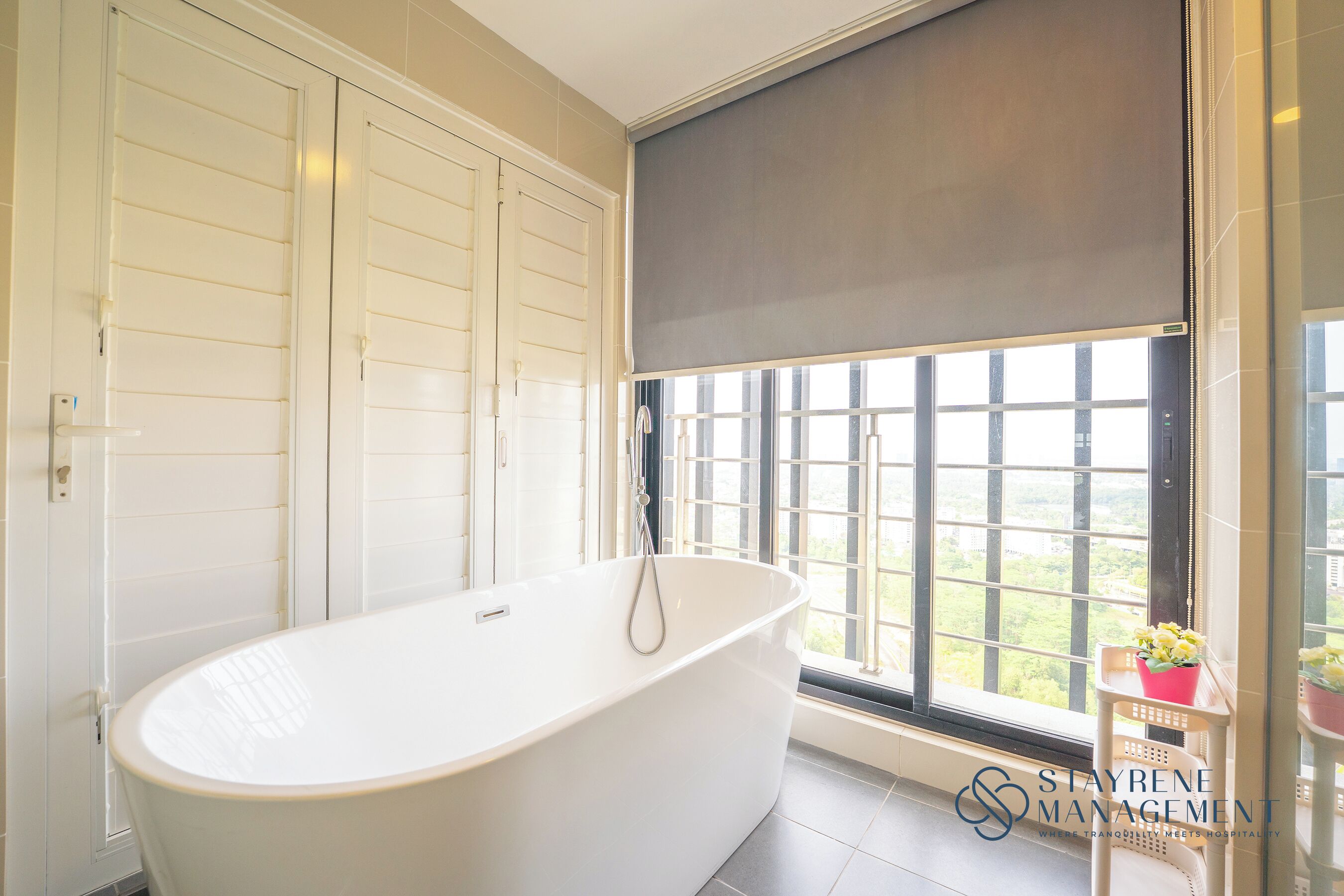 Deep-soaking bathtub