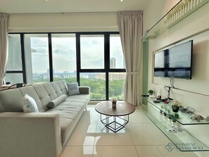 컴포트 아파트, 금연, 시내 전망 | 거실 공간 | 평면 TV