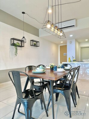 Comfort Apartment, 2 Bedrooms, Kitchenette, City View | In-room dining
