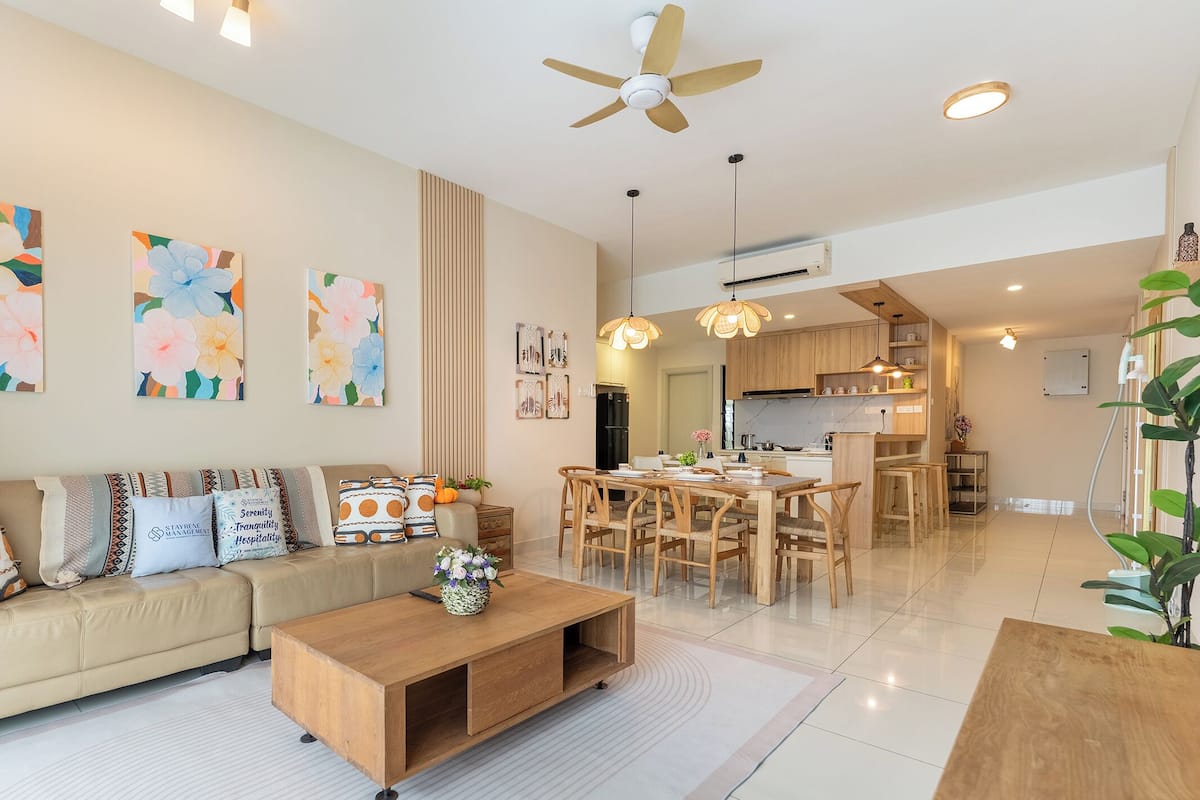 Deluxe Apartment, City View | Living area | Flat-screen TV