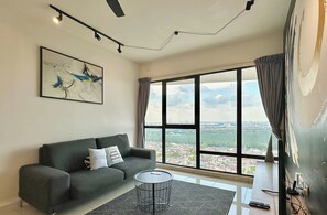 Comfort Apartment, 2 Bedrooms, Kitchenette, City View | Living area