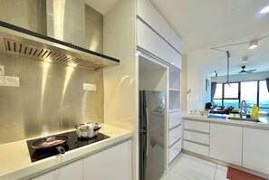 Comfort Apartment, 2 Bedrooms, City View | Private kitchen | Fridge, microwave, stovetop, cookware/dishes/utensils
