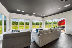 Smart TV, chimenea y oficina 