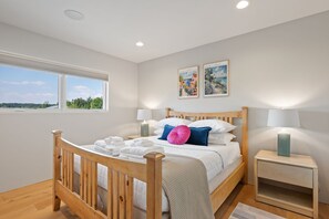 5 bedrooms, desk, free WiFi, bed sheets