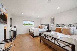 5 Schlafzimmer, Schreibtisch, Bügeleisen/Bügelbrett, Reisekinderbett