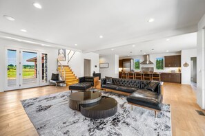 Smart TV, chimenea y oficina 