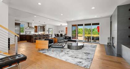 Ellison Bay Retreat: Hot Tub & Theater