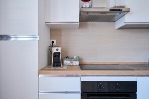 Fridge, oven, stovetop, coffee/tea maker