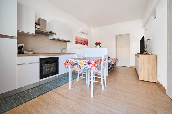 Kühlschrank, Ofen, Herdplatte, Wasserkocher mit Kaffee-/Teezubehör