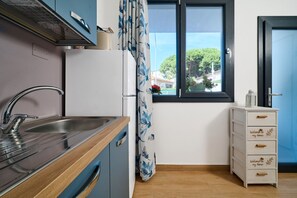Kühlschrank, Ofen, Herdplatte, Wasserkocher mit Kaffee-/Teezubehör